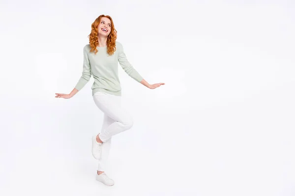 Longitud completa tamaño del cuerpo foto mujer joven pelo rojo mirando copyspace bailando en la fiesta aislado color blanco fondo — Foto de Stock