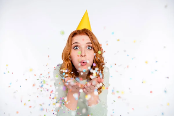 Foto di scioccato stupito bella donna festeggiare il compleanno soffiando coriandoli isolato su sfondo di colore grigio — Foto Stock