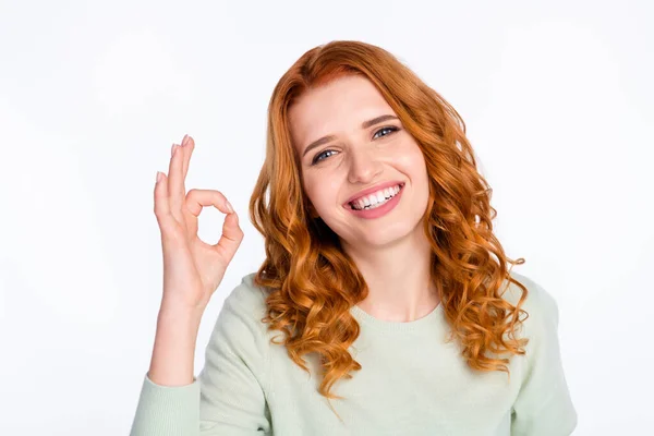 Foto retrato de jovem mulher bonito feliz sorrindo mostrando ok sinal funky isolado cor branca fundo — Fotografia de Stock