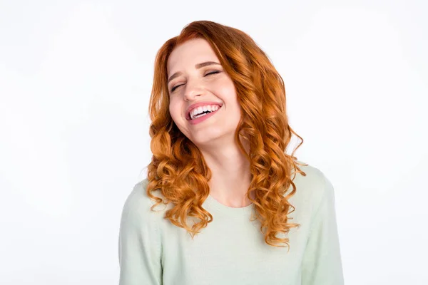 Foto retrato de jovem mulher bonito feliz sorrindo rindo com olhos fechados isolado fundo de cor branca — Fotografia de Stock