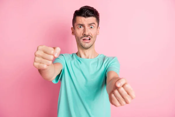 Foto van jongeman ongelukkig bang paniek rijden auto snelle snelheid geïsoleerd over roze kleur achtergrond — Stockfoto