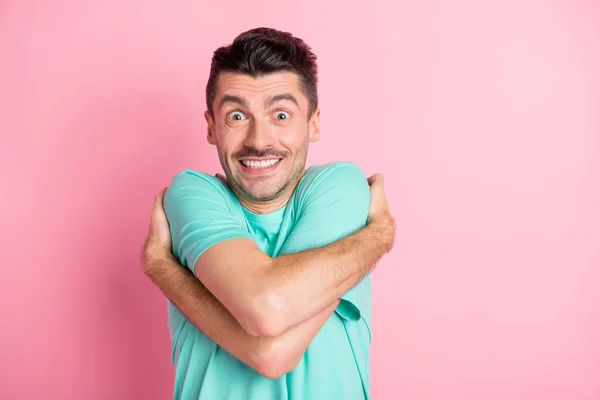 Foto av ung glad glad glad leende gott humör positiv man omfamna sig isolerad på rosa färg bakgrund — Stockfoto