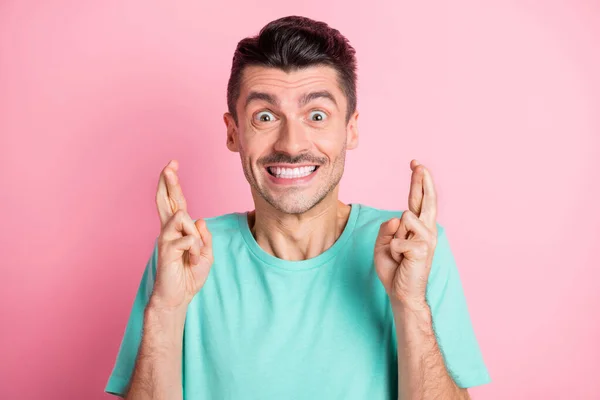 Foto von jungen aufgeregten Mann glücklich positives Lächeln Daumen drücken erwarten Glück wünschen isoliert über rosa Farbhintergrund — Stockfoto