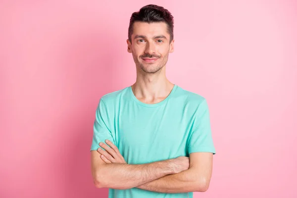 Foto di giovane felice felice uomo allegro sorridente con i baffi e le mani incrociate isolato su sfondo di colore rosa — Foto Stock