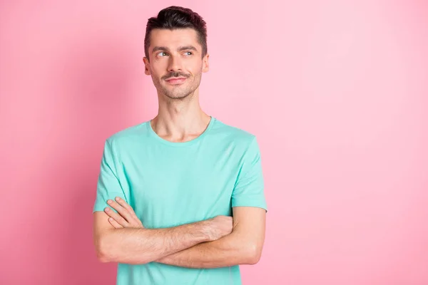 Foto di giovane bello felice uomo sognante positivo guardare copyspace con le mani piegate isolato su sfondo di colore rosa — Foto Stock