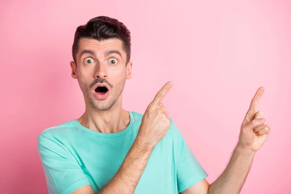 Foto des jungen Mannes erstaunt schockiert überrascht zeigen Finger leeren Raum ad promo Beratung isoliert über rosa Farbhintergrund — Stockfoto