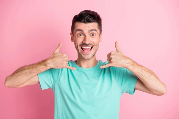 Foto de joven guapo hombre feliz sonrisa positiva gesto dedos me llaman signo aislado sobre fondo de color rosa —  Fotos de Stock