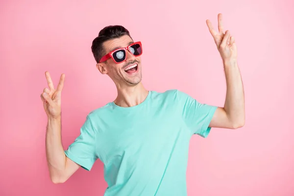 Foto di giovane uomo eccitato felice sorriso positivo mostrare la pace fresco v-segno isolato su sfondo di colore rosa — Foto Stock