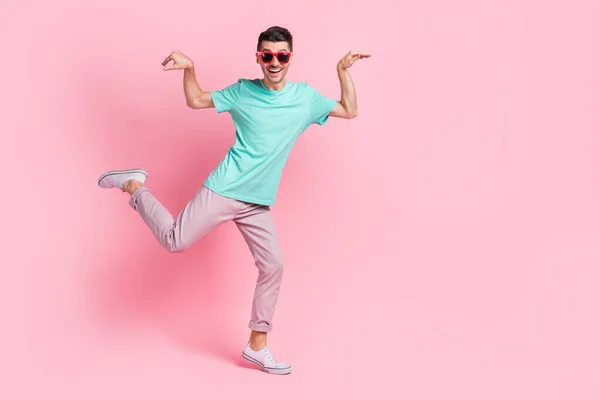 Pełna długość zdjęcie młody podekscytowany człowiek szczęśliwy pozytywny uśmiech zabawy pozowanie nosić casual strój izolowany na pastelowym tle kolor — Zdjęcie stockowe