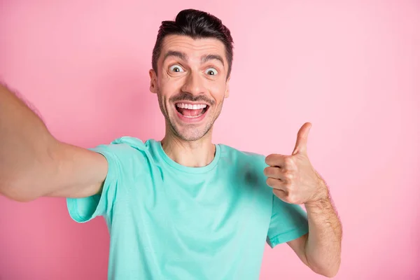 Foto di giovane ragazzo allegro felice sorriso positivo fare selfie spettacolo cool perfetta scelta segno annuncio isolato su sfondo di colore pastello — Foto Stock