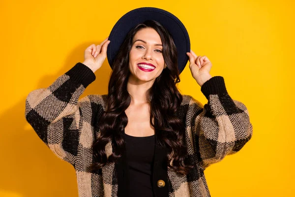 Foto de feliz encantador jovem mulher atraente radiante sorriso usar casaco chapéu isolado no brilho cor amarela fundo — Fotografia de Stock