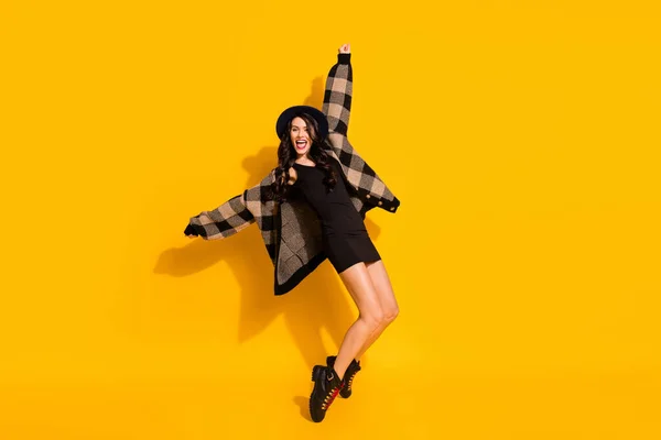 Foto av galen energisk dam dans stå tå bära hatt rutig rock mini klänning stövlar isolerad gul färg bakgrund — Stockfoto