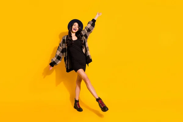 Foto de danza dama inspirada disfrutar de usar sombrero abrigo a cuadros mini vestido calzado aislado color amarillo fondo —  Fotos de Stock