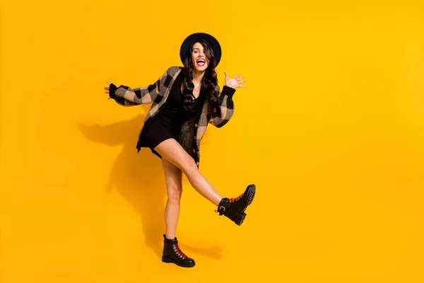 Foto de tamaño completo de la mujer de pelo ondulado joven funky feliz danza desgaste sombrero retro aislado sobre fondo de color amarillo — Foto de Stock