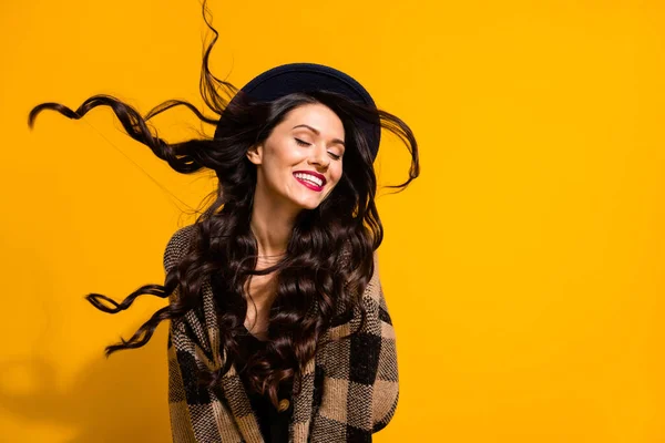 Foto de encantadora senhora radiante sorriso olhos fechados usar chapéu preto casaco xadrez isolado cor amarela fundo — Fotografia de Stock