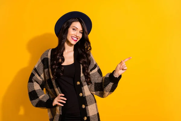 Φωτογραφία της χαρούμενης νεαρής γυναίκας σημείο δάχτυλο κενό χώρο υποκινητή χαμόγελο απομονωμένο σε κίτρινο χρώμα φόντο — Φωτογραφία Αρχείου