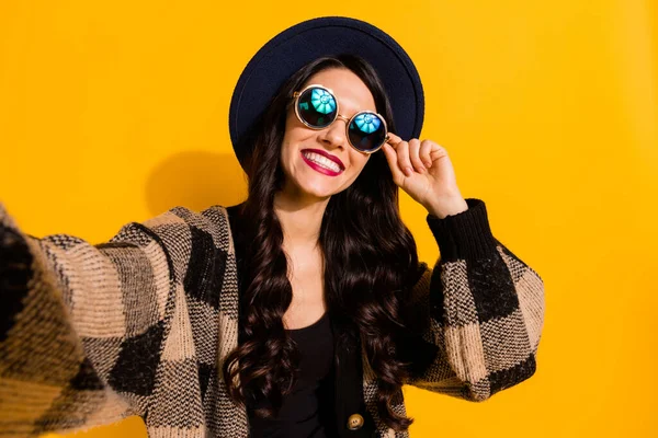 Φωτογραφία της θετικής κυρίας λάβει selfie toothy ακτινοβολούν χαμόγελο φορούν προδιαγραφές μαύρο καπέλο καρό σακάκι απομονωμένο κίτρινο χρώμα φόντο — Φωτογραφία Αρχείου