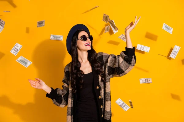 Photo de riche femme heureuse voler argent de l'air économies salariales dépenser isolé sur fond de couleur jaune — Photo