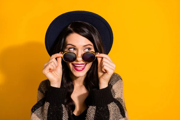 Foto de mulher astúcia agradável feliz olhar espaço vazio tirar óculos isolados no fundo cor amarela brilho — Fotografia de Stock