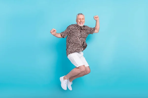 Corpo inteiro foto de funky ativo feliz velho homem saltar ar bom humor isolado no fundo de cor azul — Fotografia de Stock