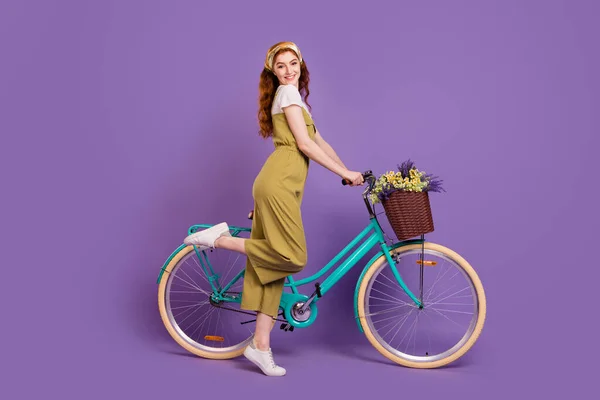 Pełna długość ciała rozmiar profil stronie widok piękny dziewczęcy wesoły dziewczyna spaceru cyklu izolowane nad fioletowy fioletowy kolor tło — Zdjęcie stockowe