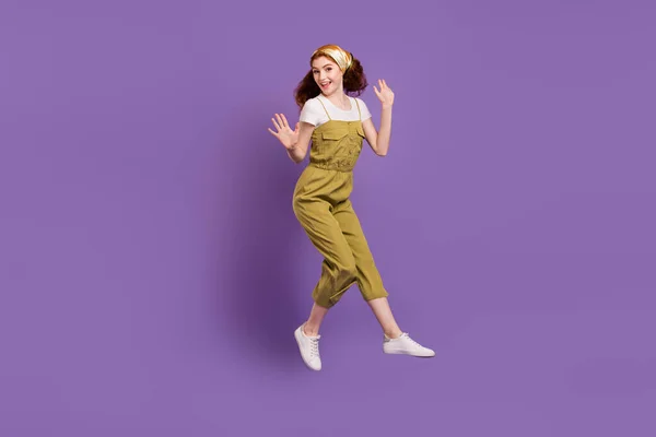 Pełna długość ciała rozmiar widok atrakcyjne wesoły beztroski dziewczyna skoki o zabawy izolowane nad fioletowy fioletowy kolor tła — Zdjęcie stockowe