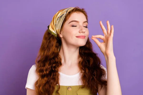 Foto de alegre feliz joven atractiva mujer sostener los dedos de la mano chef beso sabroso aislado en el fondo de color púrpura — Foto de Stock
