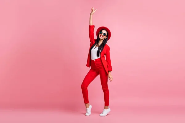 Foto de comprimento total de menina atraente feliz sorriso positivo adorável chapéu de desgaste isolado sobre fundo cor-de-rosa — Fotografia de Stock