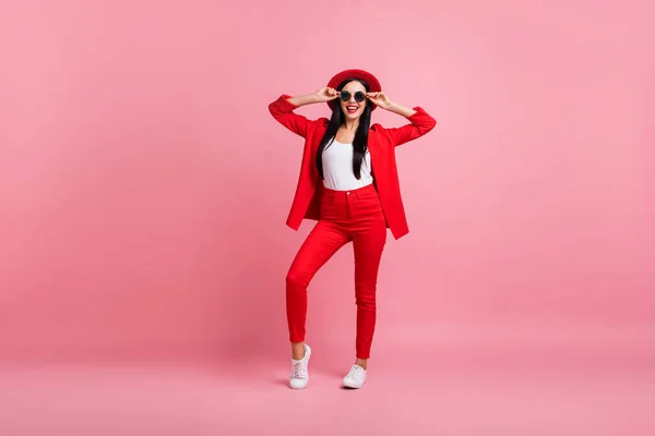 Foto de corpo inteiro de jovem atraente menina feliz sorriso positivo mãos toque de vidro solar isolado sobre cor rosa fundo — Fotografia de Stock