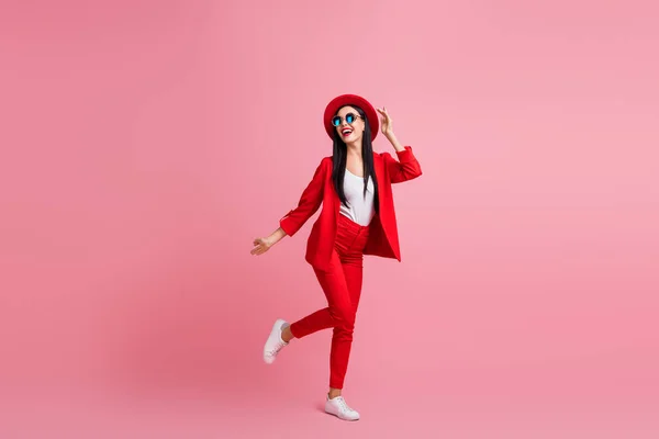 Foto retrato vista de corpo inteiro da mulher dançando em pé em uma perna isolada no fundo de cor rosa pastel — Fotografia de Stock