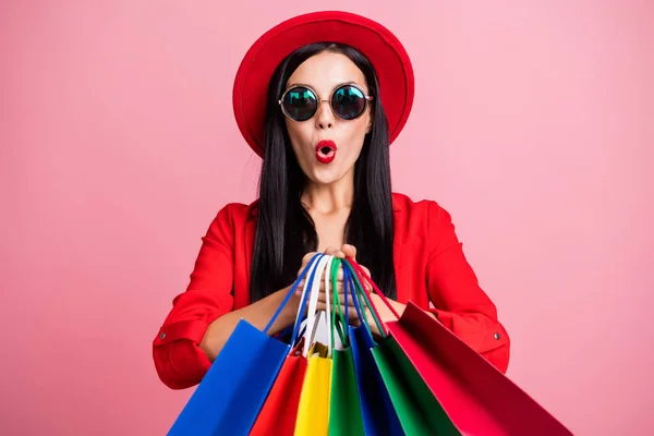 Photo portrait of impressed woman with shopping bags isolated on pastel pink colored background — Stock Photo, Image