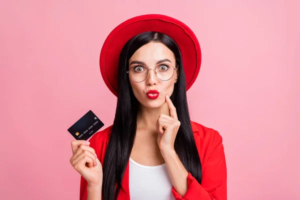 Foto de niña feliz sonrisa positiva mantenga tarjeta de crédito labios enfurecidos envían beso de aire aislado sobre fondo de color rosa —  Fotos de Stock