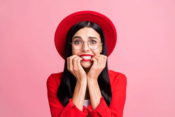 Foto van jong meisje bijten vingers tanden bezorgd nerveus probleem problemen geïsoleerd over roze kleur achtergrond — Stockfoto