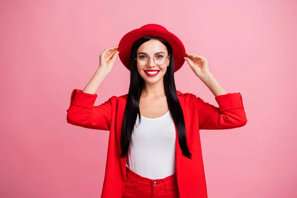 Foto retrato de linda chica sosteniendo sombrero con dos manos aisladas sobre fondo de color rosa pastel —  Fotos de Stock