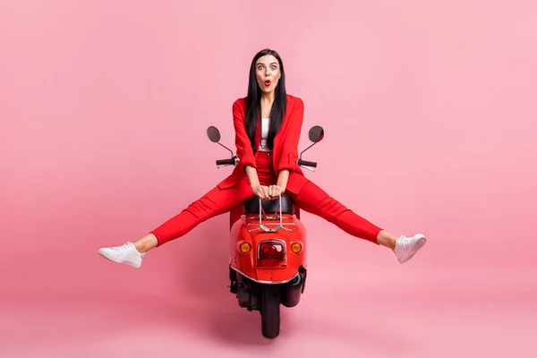Foto di giovane attraente ragazza eccitata felice sorriso positivo divertirsi giro in bicicletta viaggio isolato su sfondo di colore rosa — Foto Stock