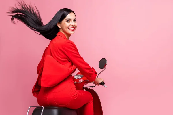 Foto de vista trasera de la joven alegre chica feliz sonrisa positiva paseo en bicicleta aislado sobre fondo de color pastel —  Fotos de Stock