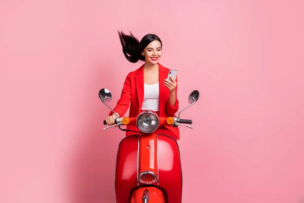 Foto de joven alegre chica feliz sonrisa positiva chat tipo móvil paseo moto aislado sobre fondo de color rosa —  Fotos de Stock