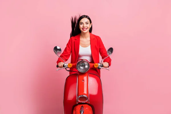 Foto de menina alegre feliz sorriso positivo desfrutar de bicicleta vermelha unidade isolada sobre fundo cor-de-rosa — Fotografia de Stock