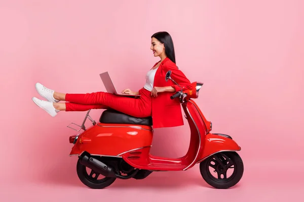 젊고 명랑 한 사업가가 분홍색 배경에 고립된 노트북에서 일하고 있는 모습 — 스톡 사진