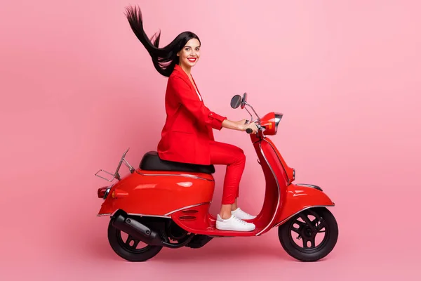매력적 인 젊은 여성의 행복 한 긍정적 인 미소 사진 전체 빨간색 오토바이를 타고 핑크 색 배경 위로 고립 — 스톡 사진
