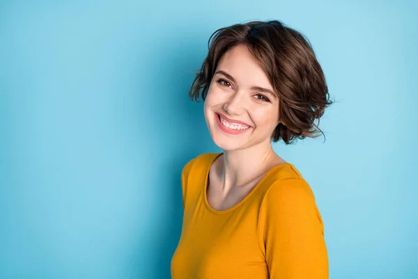 Foto de jovem linda e feliz alegre menina positiva usar camisola amarela isolada no fundo de cor azul — Fotografia de Stock