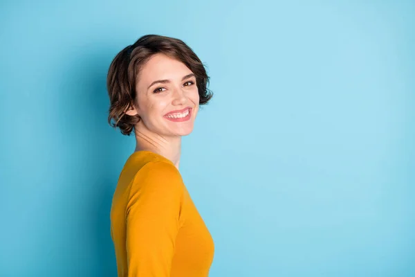Профільний портрет красивої оптимістичної брюнетки леді носить жовту сорочку ізольовану на яскраво-блакитному фоні — стокове фото