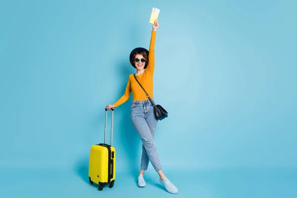 Полная длина тела фото девушка держит документы билеты в терминале аэропорта готовы к путешествию изолированы на ярко-голубом фоне цвета — стоковое фото