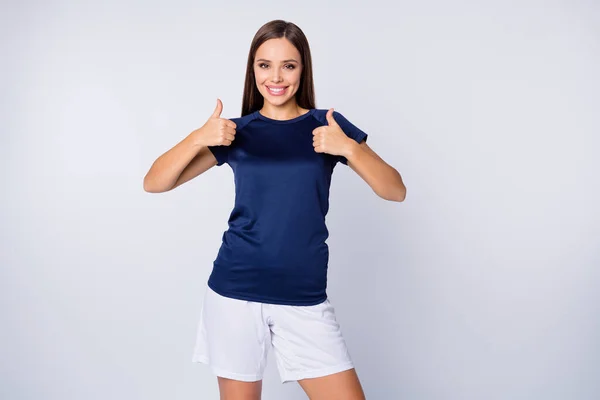 Retrato de ella ella atractiva atractiva bonita alegre alegre alegre contenido recta de pelo chica mostrando anuncio de pulgar aislado en blanco claro gris pastel color fondo — Foto de Stock