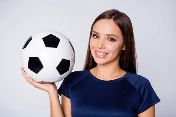 Retrato de cerca de ella ella atractiva atractiva encantadora bonita linda bronceada alegre chica de pelo recto sosteniendo en bola de palma aislado en fondo de color pastel gris claro — Foto de Stock