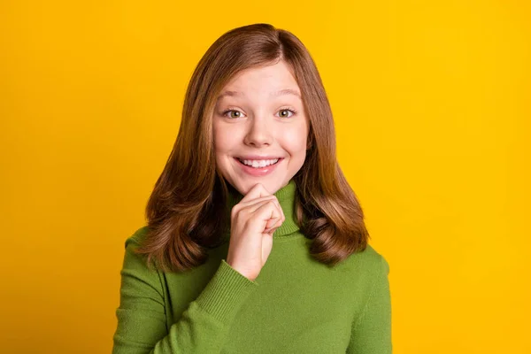 Photo portrait jeune fille portant col roulé vert souriant toucher menton isolé couleur vert vif arrière-plan — Photo