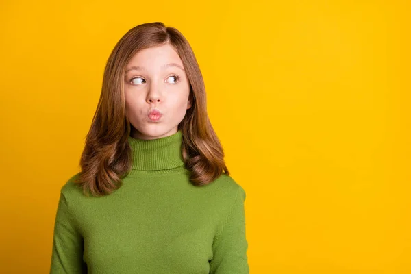 Foto retrato buscando espacio en blanco puché labios en traje casual aislado de color amarillo brillante fondo —  Fotos de Stock