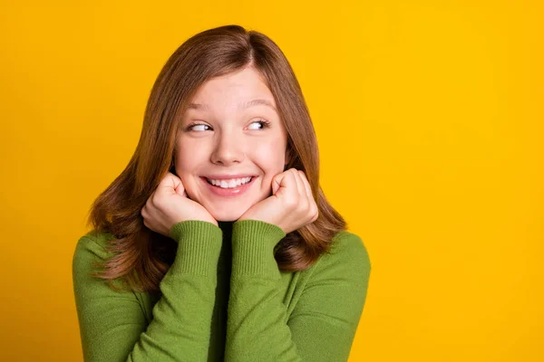 Foto retrato jovem menina em gola alta verde punhos sorridentes perto do rosto olhando espaço vazio isolado cor verde brilhante fundo — Fotografia de Stock