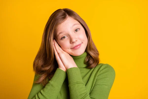 Foto ritratto giovane ragazza sorridente stanco vuole dormire riposo isolato vibrante colore verde sfondo — Foto Stock