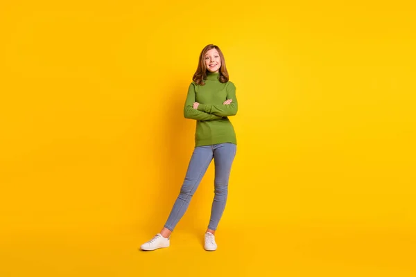 Πλήρες μήκος σώματος μέγεθος φωτογραφία χαμογελώντας κορίτσι σε casual ρούχα με σταυρωμένα χέρια απομονώνονται ζωντανό κίτρινο χρώμα φόντο — Φωτογραφία Αρχείου
